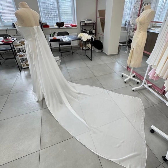 Custom corseted wedding dress - Picture 3 of 5